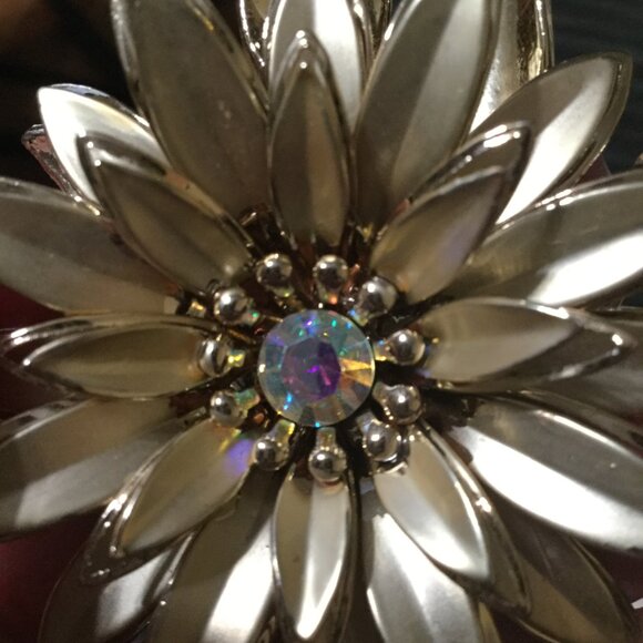 Lot of vintage brooches, clip on earrings and a couple necklaces different sizes - Picture 7 of 16